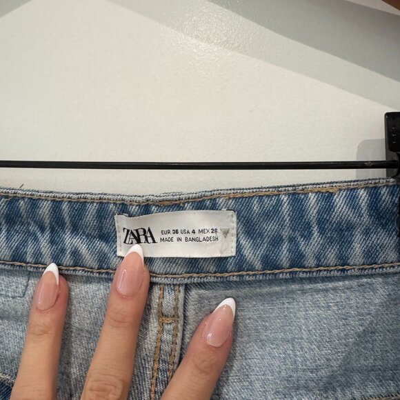 ZARA High-Waisted Straight Jeans – Light Wash Distressed (Size 26) - Picture 3 of 3